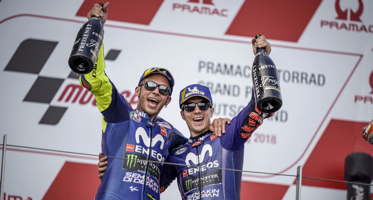 Maverick Vinales dan Valentino Rossi naik podium
