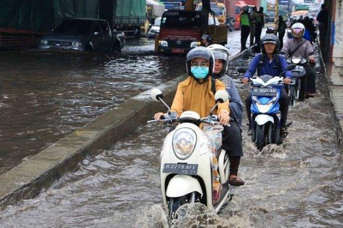 8 Panduan Nyaman Motor Menerobos Banjir