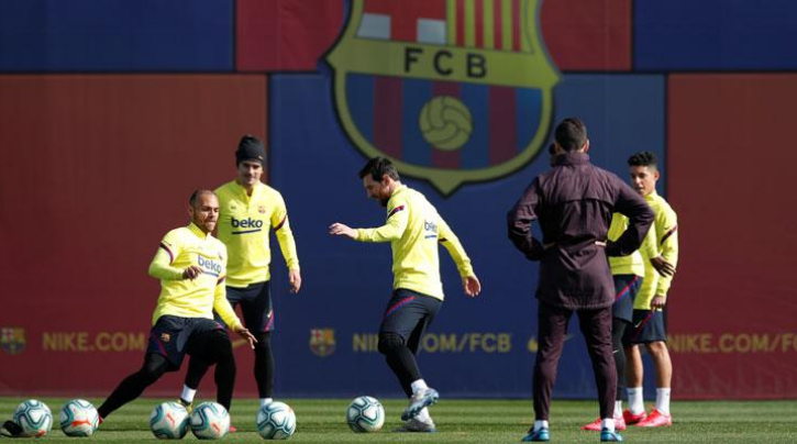 Penyerang Barcelona Lionel Messi latihan bersama rekannya Martin Braithwaite